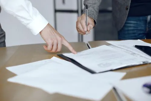 Personas analizando un certificado de tradicion 