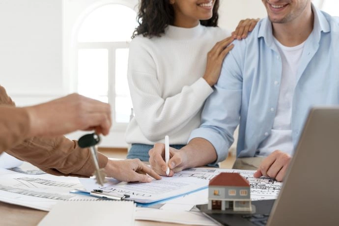 Personas recibiendo la llave de su vivienda de segunda 