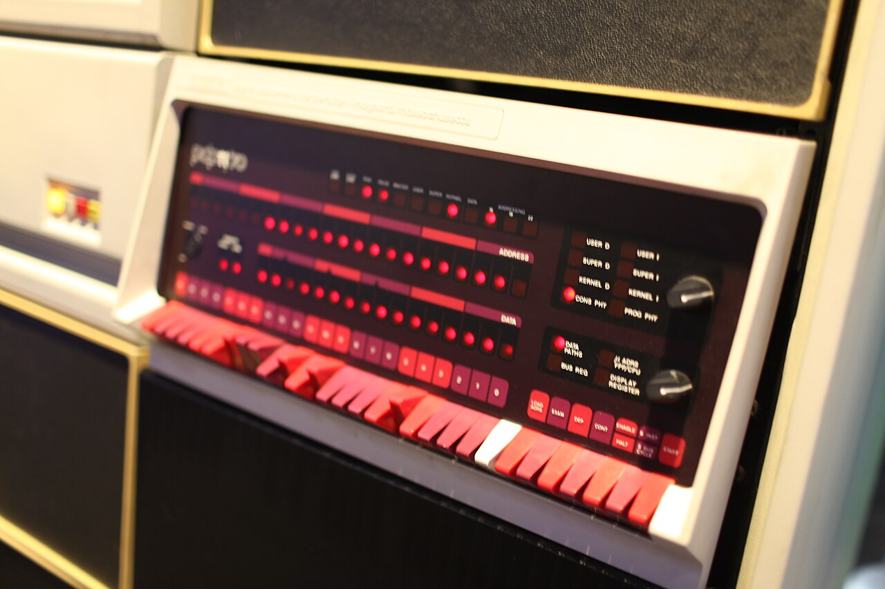Kırmızı ışıklı ve anahtarlı bir DEC PDP-11/70 bilgisayarın ön paneli