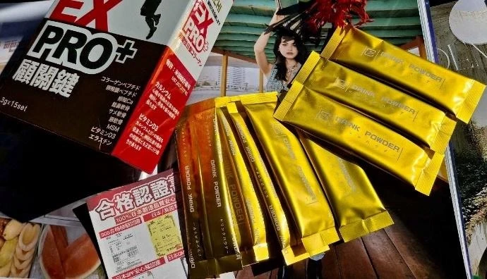 一張含有 文字, 食物, 包裝與標籤, 標籤 的圖片<br><br />有時候我真的很羨慕貴婦同事家的菲傭瑪莉亞可以在豪華公寓裡工作，工作環境很棒吃得也很優渥。不過幫傭工作需要長時間執行勞務工作其辛勞也是毋庸置疑的，尤其她年紀也大了行動逐漸吃力、雙腳常覺得無力希望改善。我發現她們有在吃來自日本的「健一」顧關鍵PRO+保健產品，關鍵保養從日常做起。「KENICHI 健一」是日本保健食品品牌，特色是日本原裝進口的保健產品，包含非變性二型膠原蛋白、卵殼膜、葡萄糖胺、維生素D3……等保養成分。知名產品包括：「顧關鍵」系列經典版、PRO強化版、利尻昆布養髮慕斯等保養產品。瑪莉亞她們入手的就是從日本原裝製造的「健一」顧關鍵PRO+。保養要從平日做起。 <br><a href=