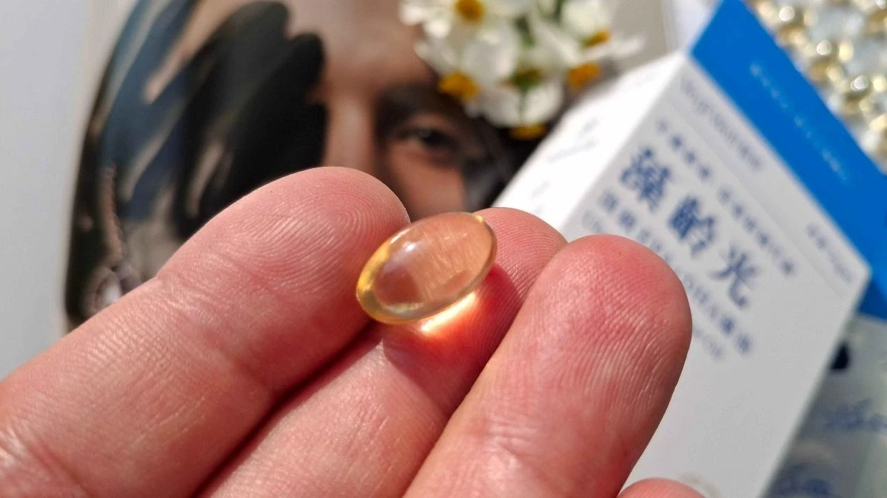一張含有 時尚配件, 人員, 指甲, 珠寶 的圖片

AI 產生的內容可能不正確。