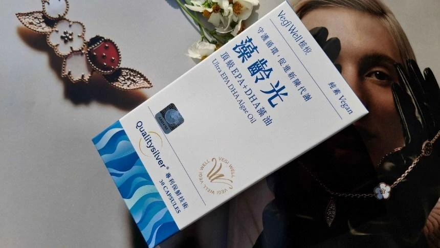 一張含有 文字, 人的臉孔, 圖書, 時尚配件 的圖片

AI 產生的內容可能不正確。