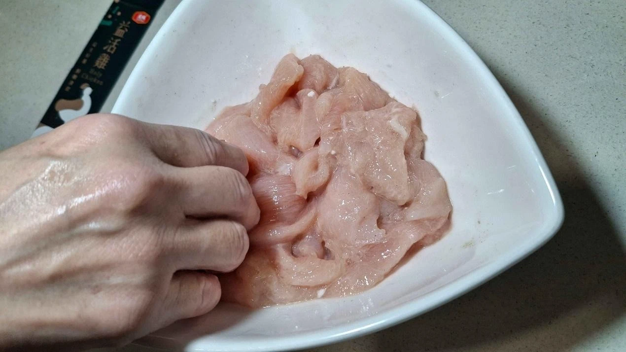 一張含有 肉, 室內, 人員, 食物 的圖片

AI 產生的內容可能不正確。