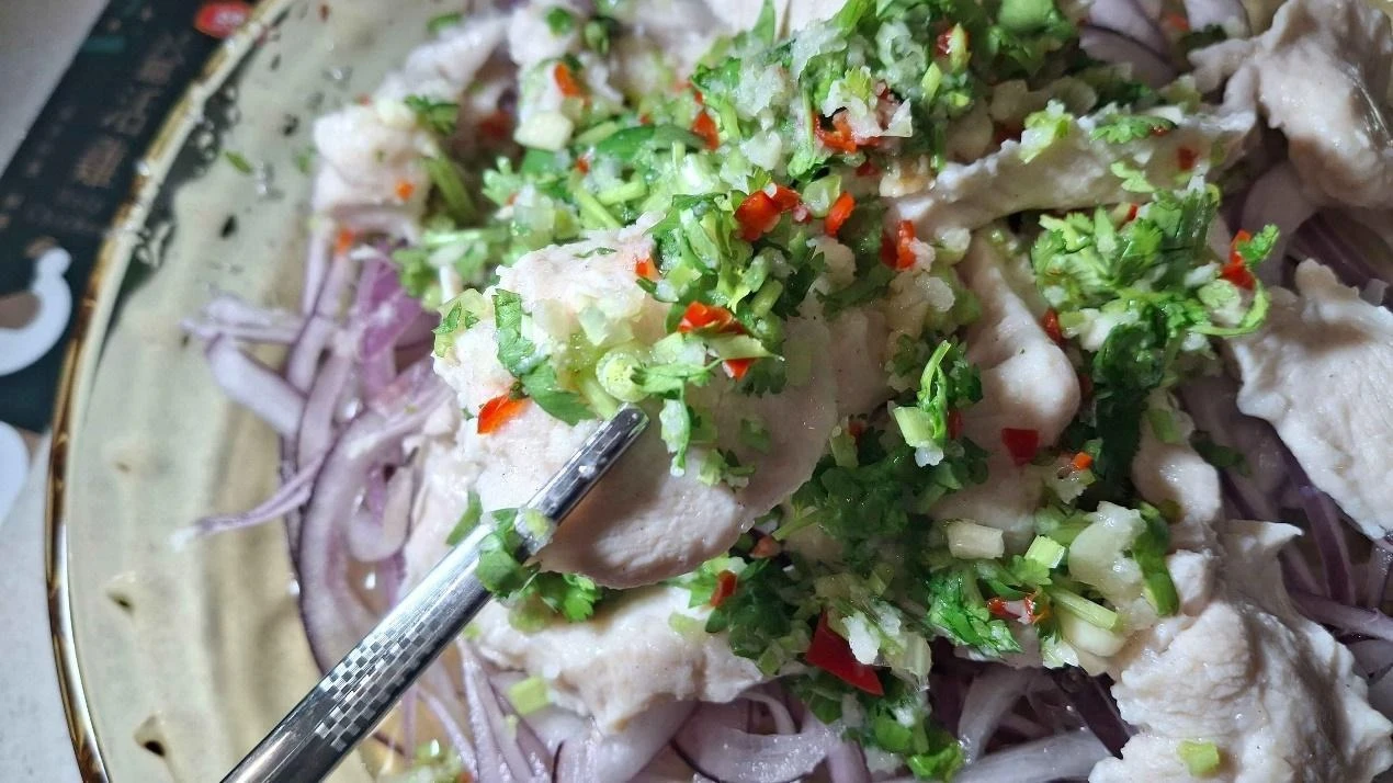 一張含有 食物, 沙拉, 菜餚, 盤子 的圖片<br><br /><span style=