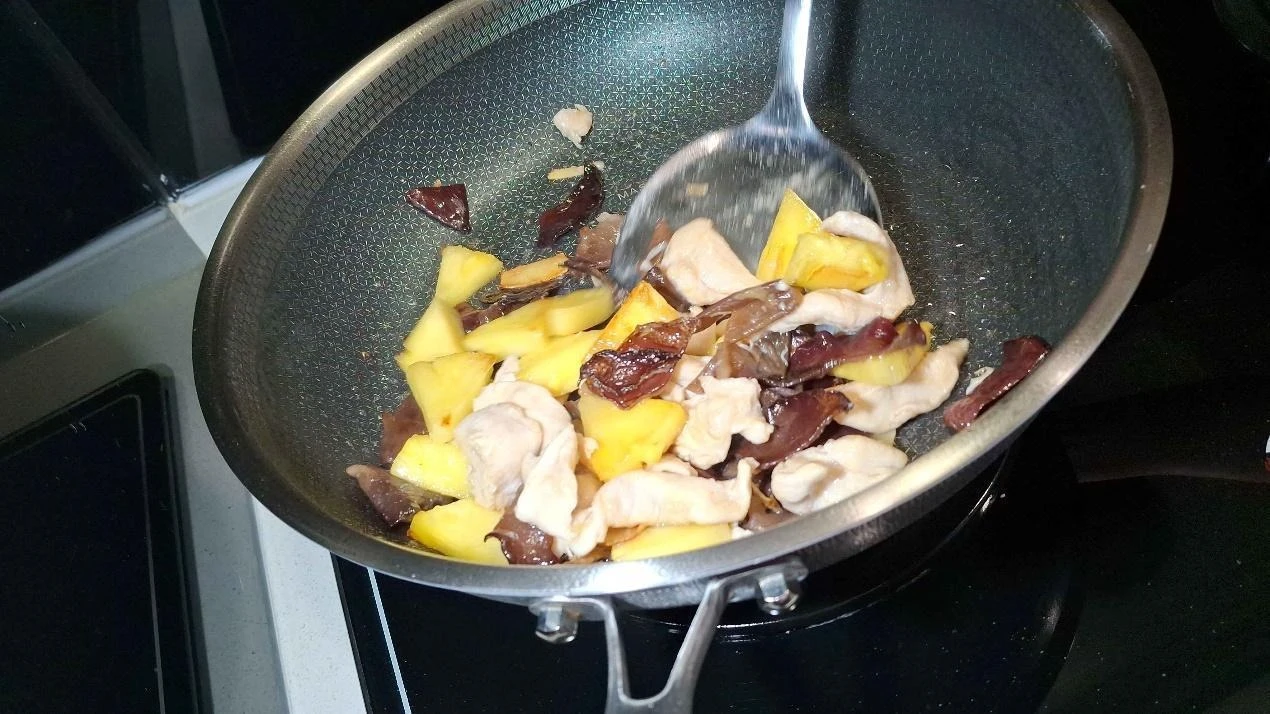 一張含有 炊具與烘焙用具, 食物, 鐵鍋, 平底鍋 的圖片

AI 產生的內容可能不正確。