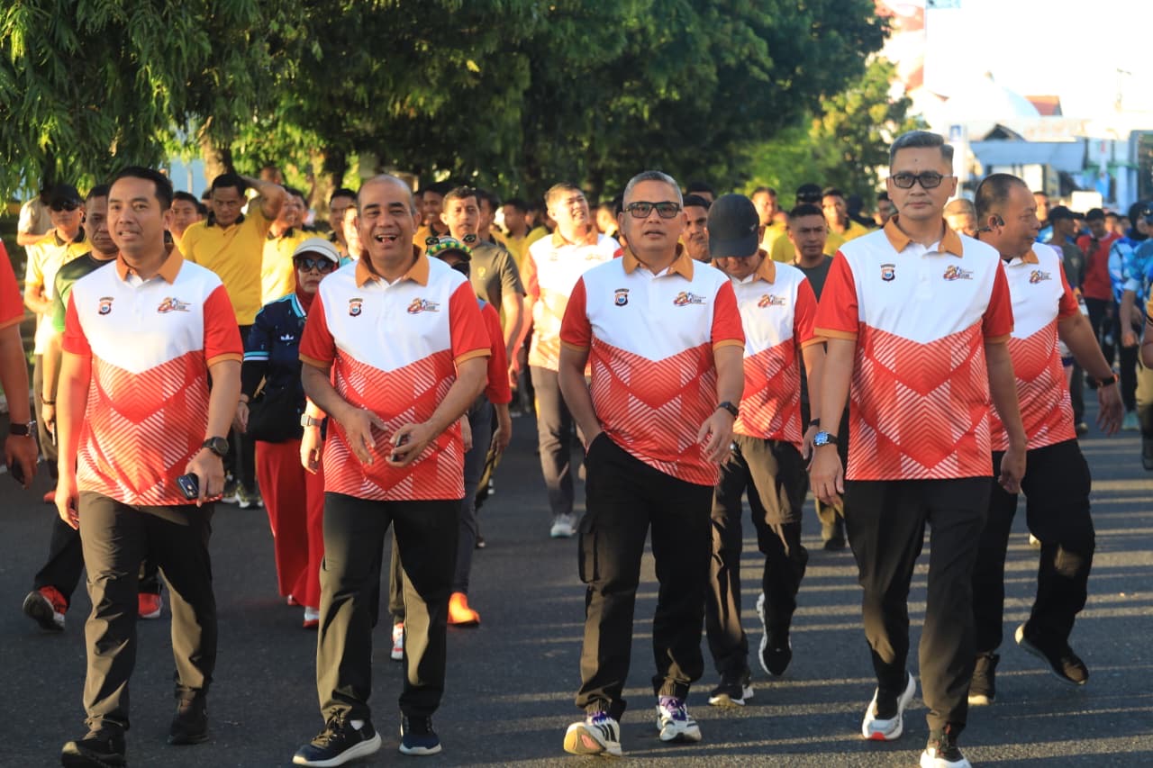 Semarak Hari Bhayangkara ke-80, Kapolda Malut Pimpin Senam Bersama dan Fun Walk pada Car Free Day di Pantai Falajawa