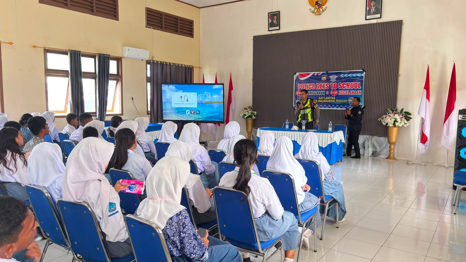 Bangun Generasi Pelopor Keselamatan, Satlantas Polres Halteng Gelar Police Goes to School di SMK Negeri 8 Weda