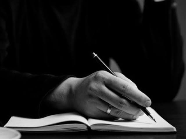 خاطرة غزل عن جنون المرأة الجميل الذي يربك القوانين