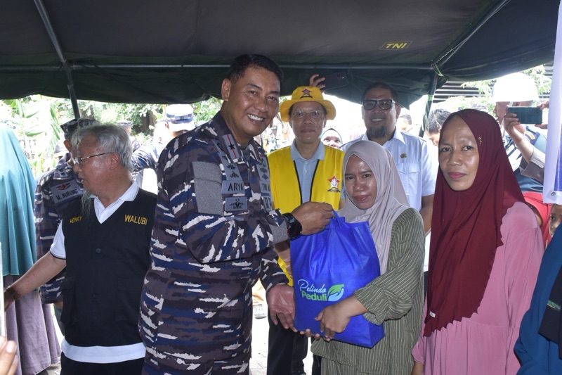 TNI AL  Hadir di Tengah Rakyat, Ratusan Warga Pulau Kodingareng Lompo  Antusias Ikuti Bakti Sosial dan Prolasi Kodaeral VI

