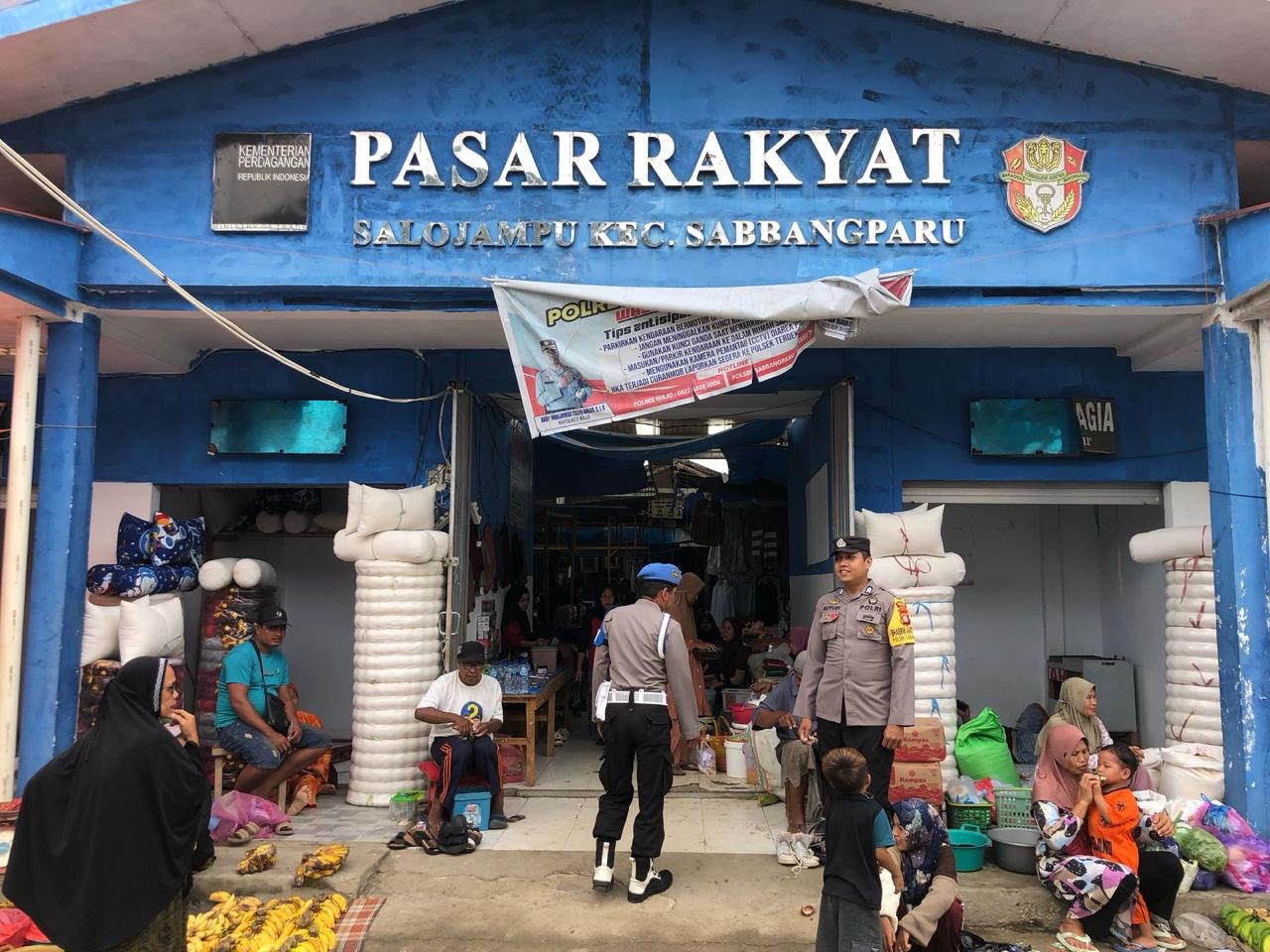 Personel Polsek Sabbangparu Amankan Pasar Salojampu Sambil Sampaikan Pesan Kamtibmas