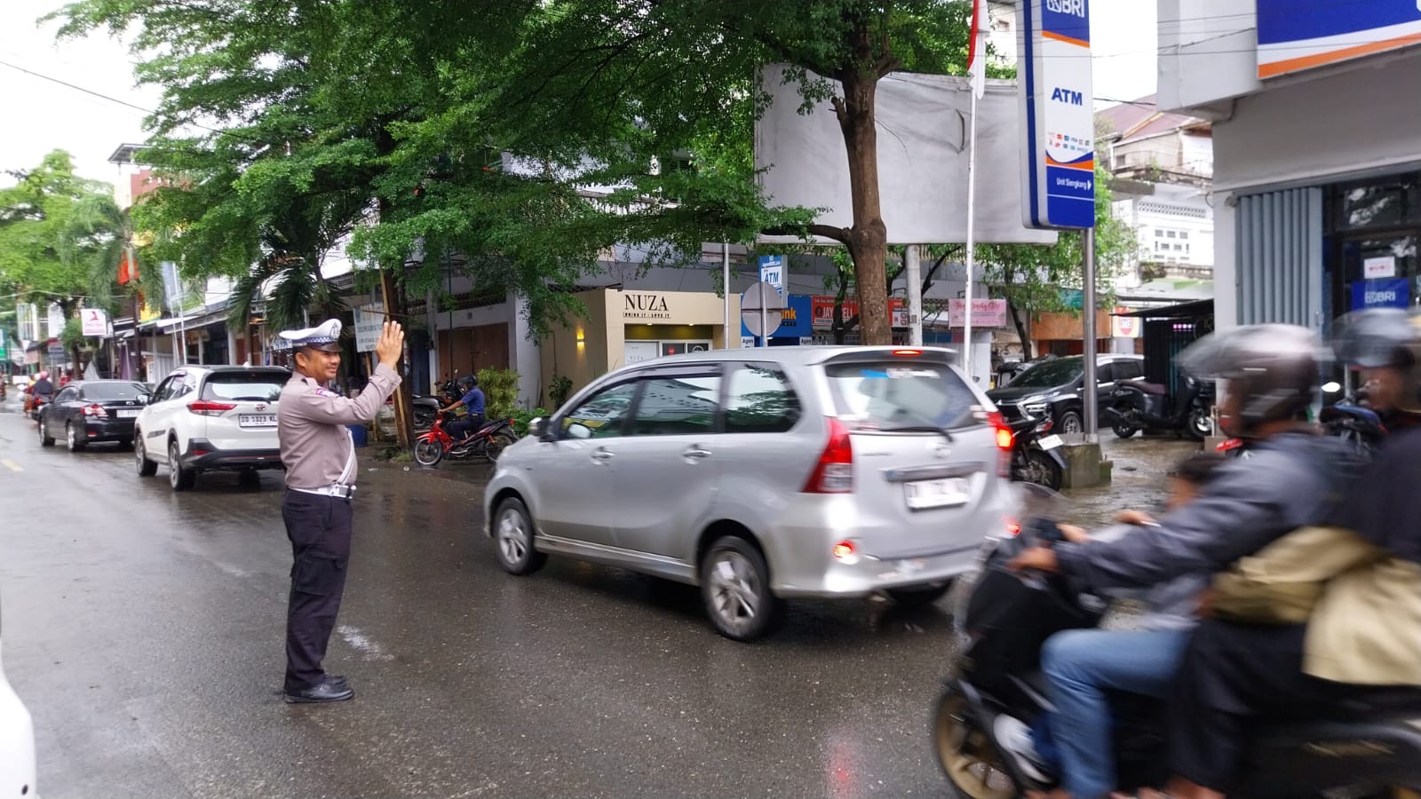 Pengamanan dan Pengaturan Lalin Pagi, Satlantas Polres Wajo Hadir di Tengah Masyarakat