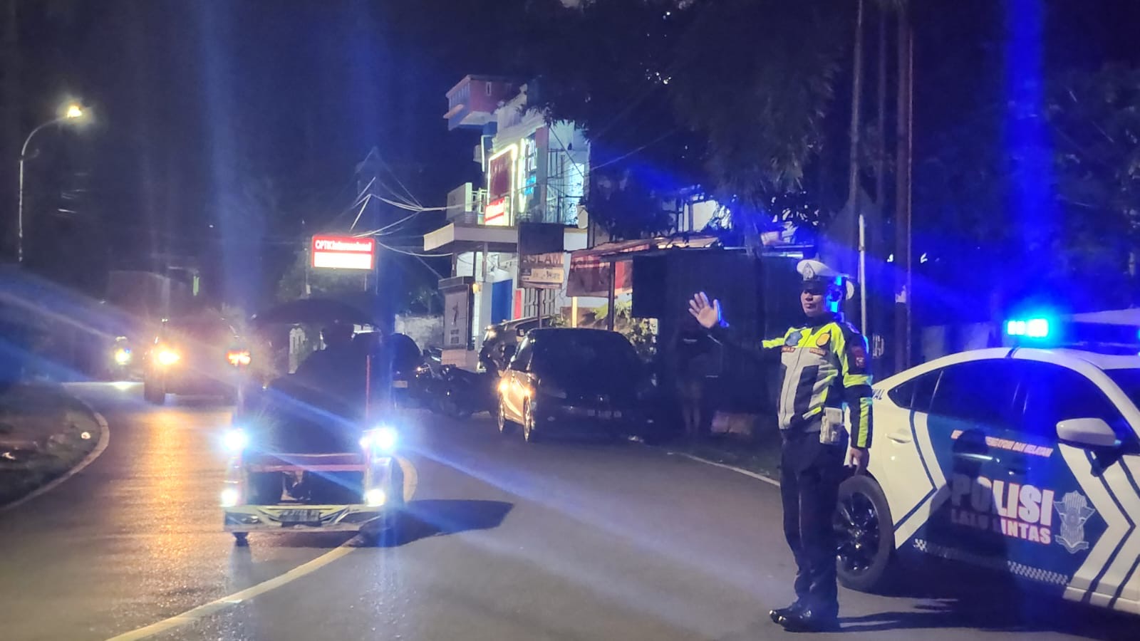Satlantas Polres Wajo Hadir di Tengah Masyarakat Lewat Patroli Biru dan Edukasi Keselamatan