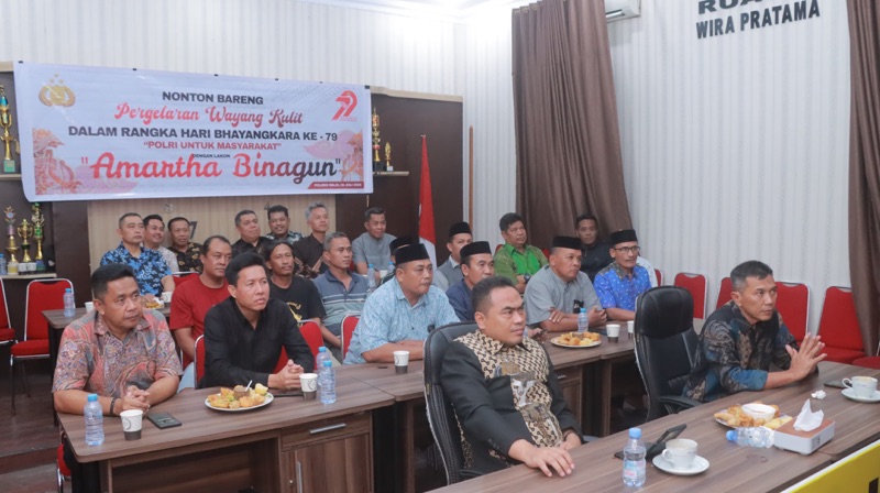 Peringati Hari Bhayangkara ke-79, Polres Wajo Lestarikan Budaya Lewat Wayang Kulit
