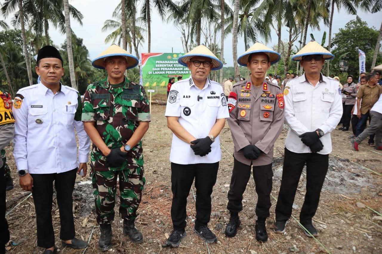 Polres Bone Dukung Ketahanan Pangan: Kapolres Hadiri Penanaman Jagung Serentak di Desa Jompie