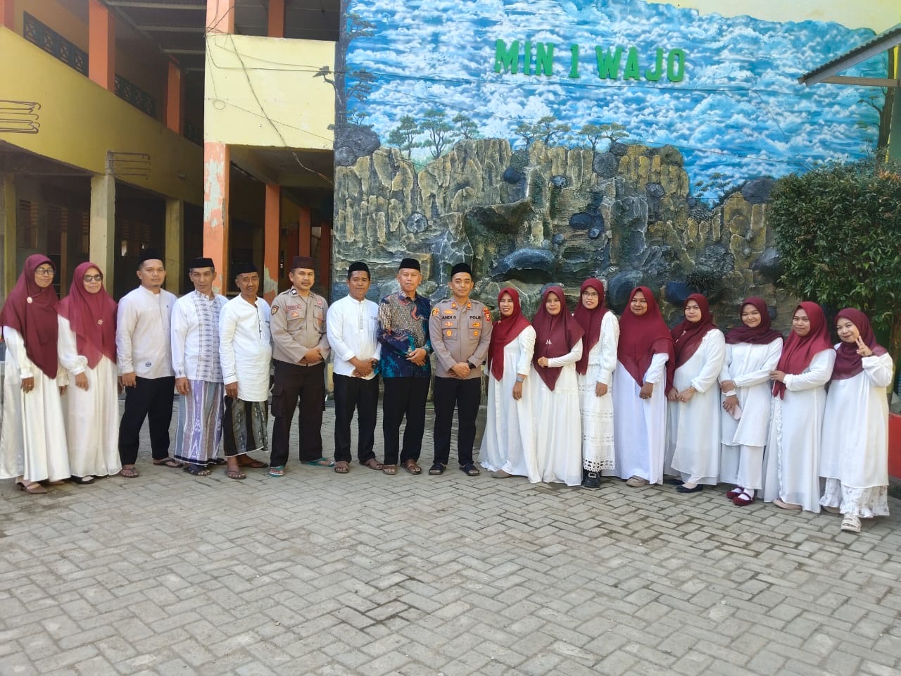 Bersilaturahmi ke MIN 1 Wajo, AKP Andi Suhidin, SH, MH : Ini Sebagai Bukti Kepedulian Terhadap Dunia Pendidikan