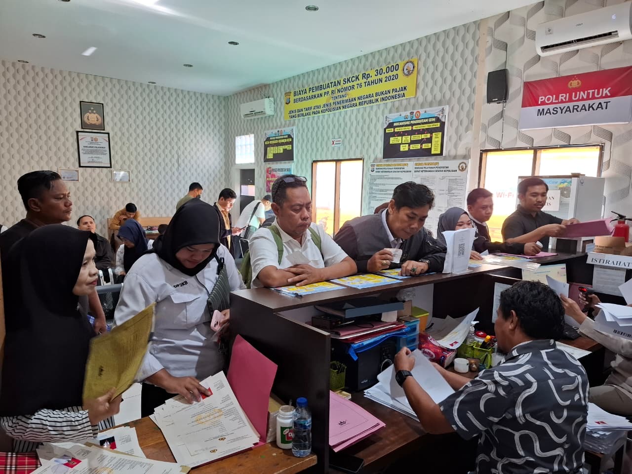 Ikut Seleksi PPPK Paruh Waktu, Warga Gruduk Polresta Palu 
