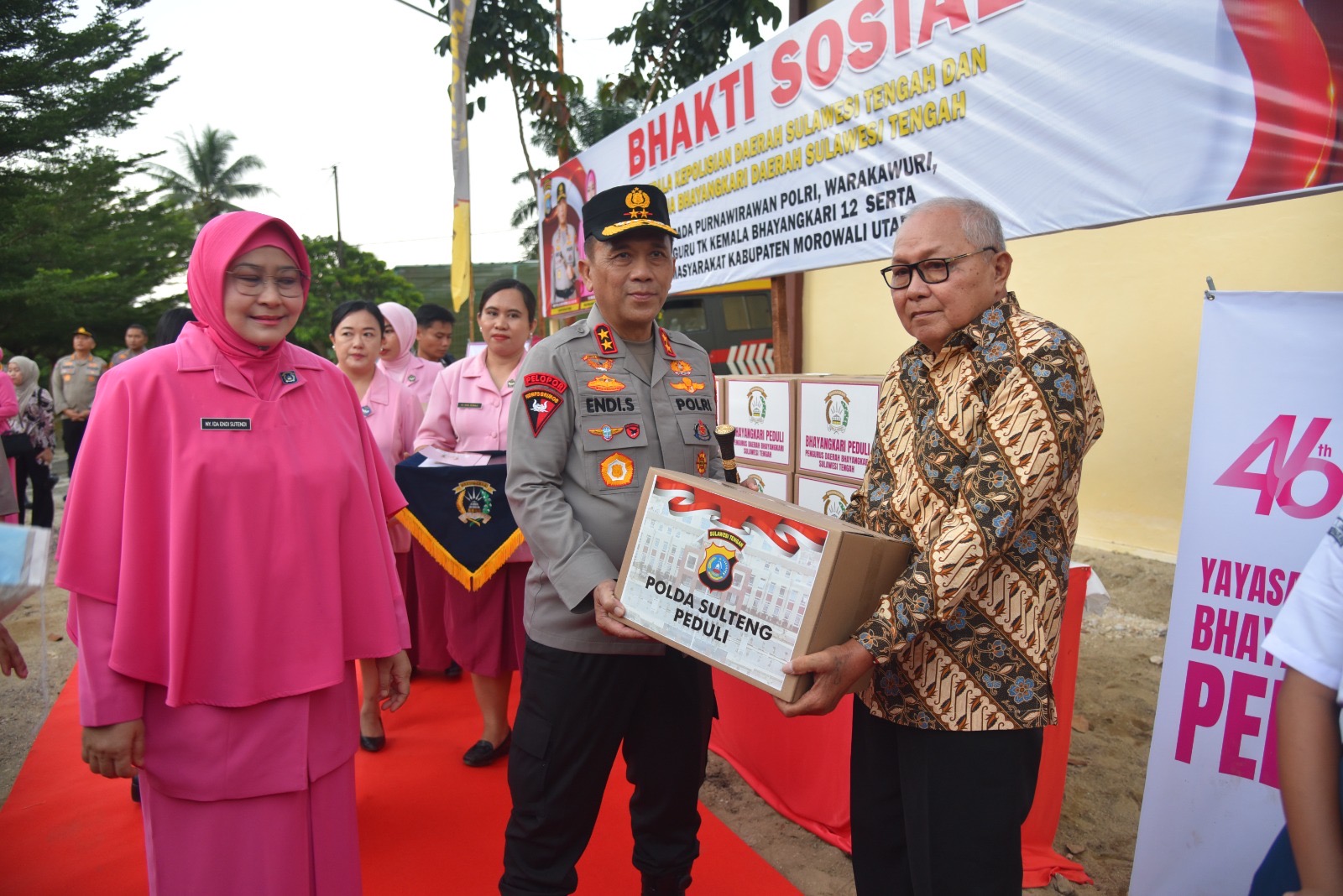 Lawatan di Polres Morowali Utara, Kapolda Sulteng serahkan Bansos serta resmikan Gedung Badminton Dhira Brata

