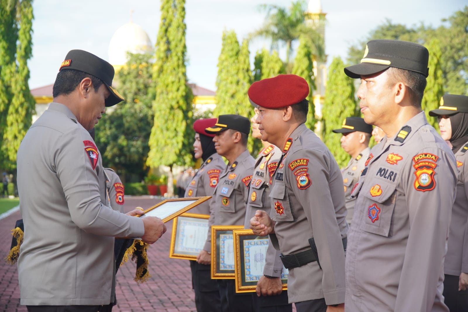 Berhasil Meraih WBBM, 80 Personel Biro SDM Polda Sulsel Terima Penghargaan Kapolda