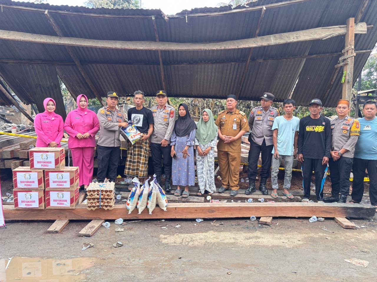 Aksi Peduli Polsek Belawa, Empat Warga Terdampak Kebakaran Dapat Bantuan