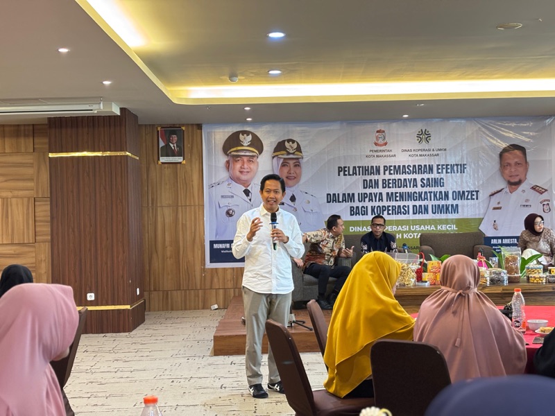 Pelatihan Pemasaran Digital bagi Koperasi dan UMKM Se-Kota Makassar