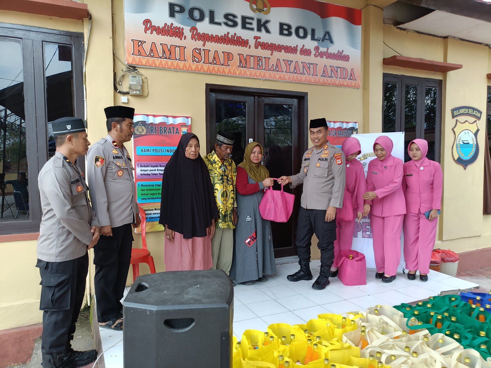 Personel Polsek Bola dan Bhayangkari Ranting Bola Berbagi Takjil dan Paket Ramadan

