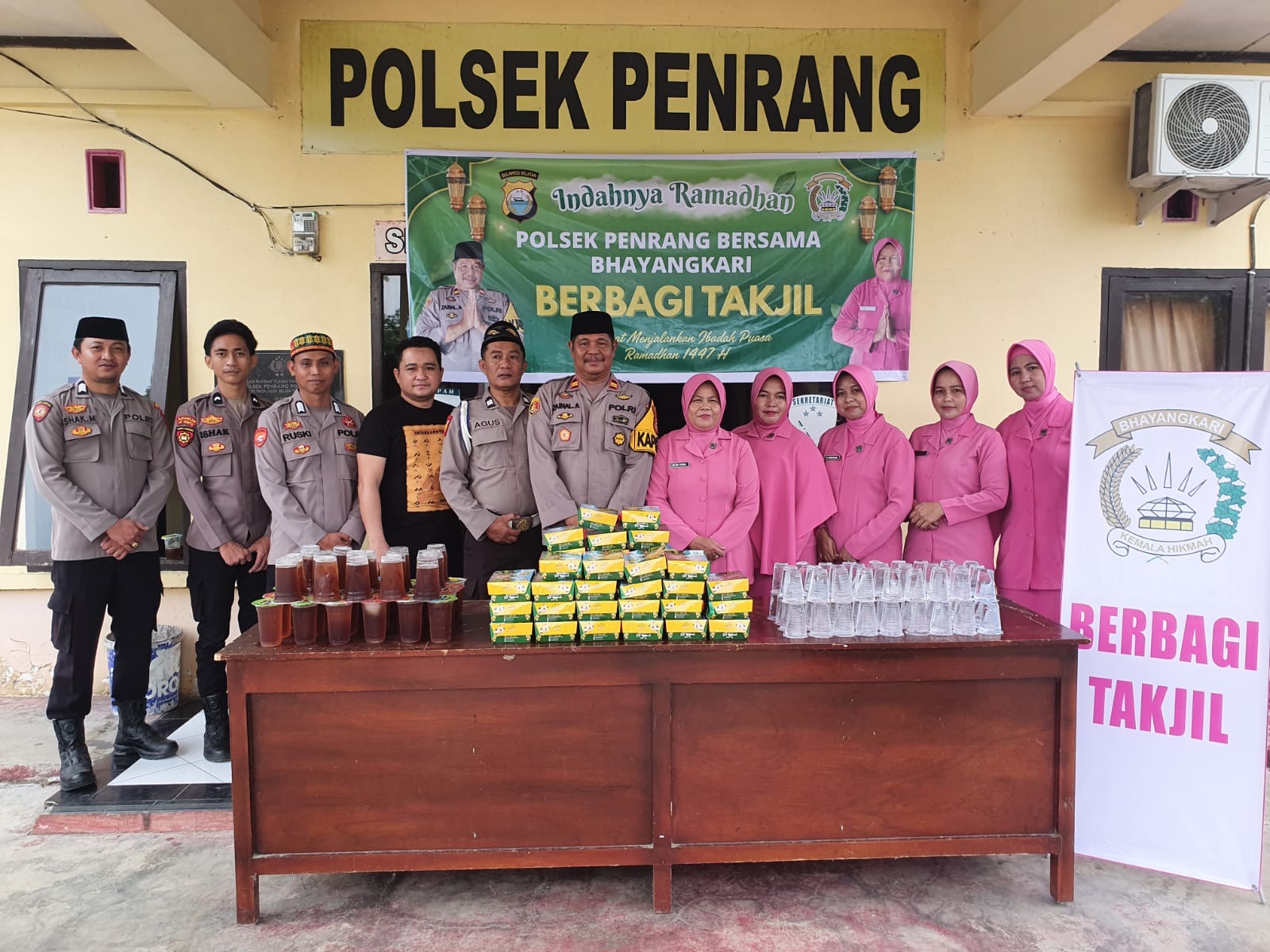 Kapolsek Penrang Bersama Bhayangkari Turun ke Jalan, Berbagi Takjil dan Pererat Silaturahmi