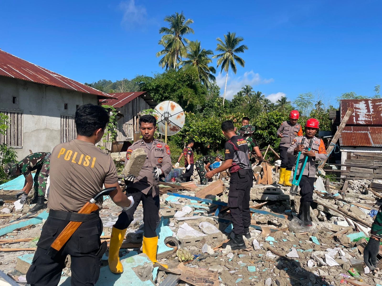 Jaga Harapan dan Keimanan di Tengah Ujian Gempa, Polres Sigi Bersama Personel BKO Polda Sulteng Bantu Pemulihan Tempat Ibadah

