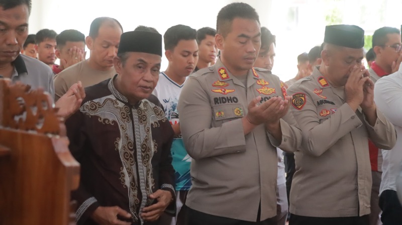 Polres Wajo Bersama Masyarakat Satukan Doa untuk Saudara Sebangsa di Sumatera dan Aceh