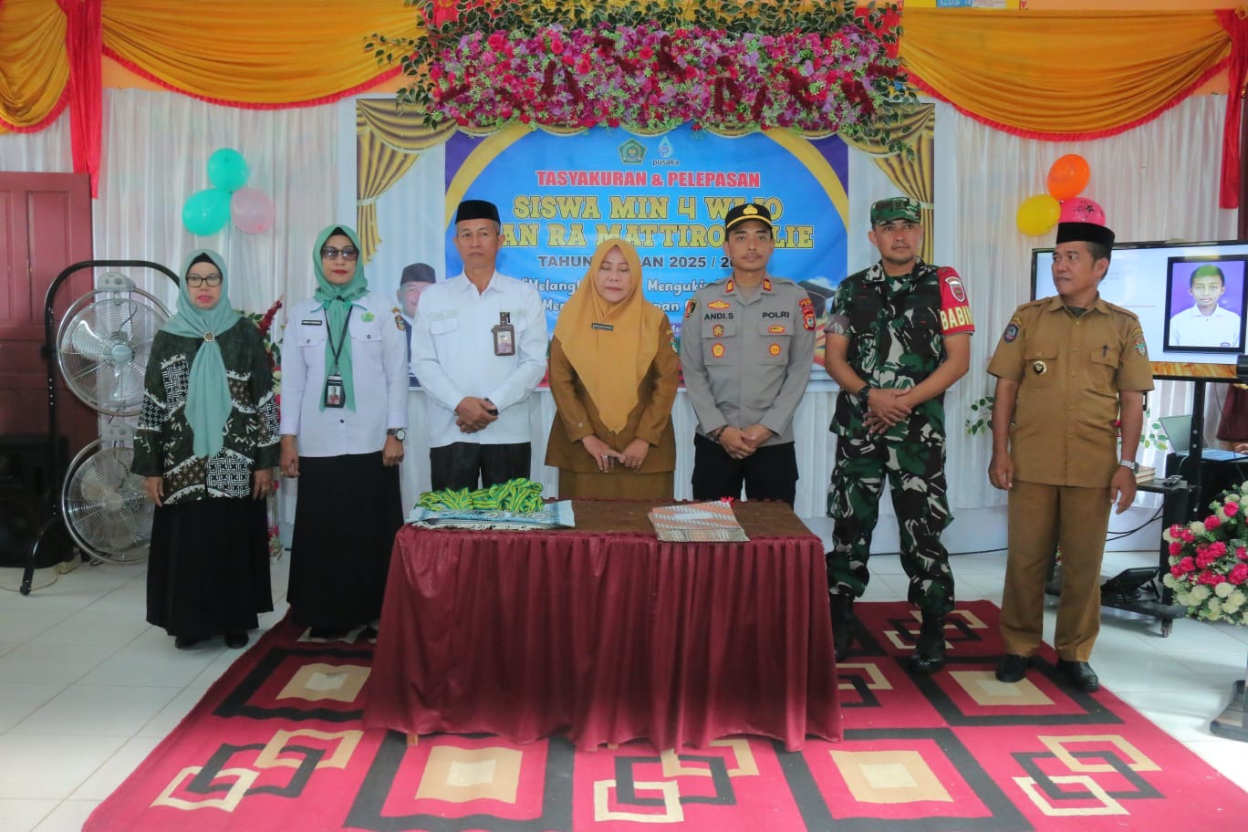 Kapolsek Pitumpanua Hadiri Tasyakuran dan Pelepasan Siswa MIN 4 Wajo, Suasana Haru Banjiri Gedung Acara

