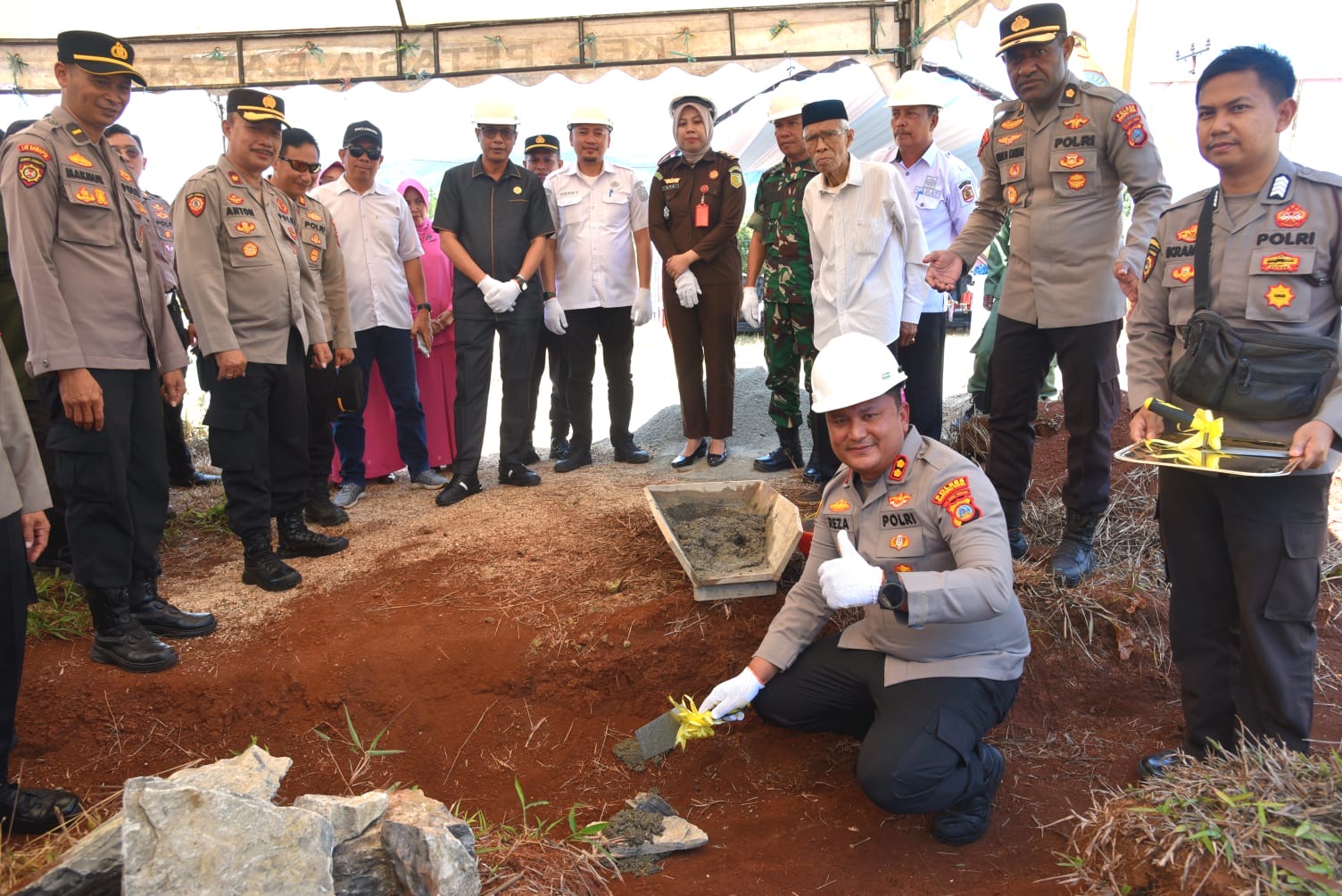Kapolres Morowali Utara letakkan batu pertama pembangunan Polsubsektor Petasia Barat

