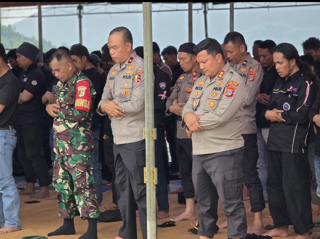 Hari Buruh di Morowali Utara berjalan aman, Kapolres  salat Jumat bersama serta bagikan makanan dan minuman gratis kepada buruh  



