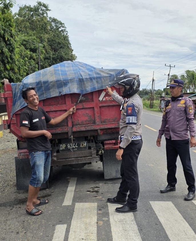Patroli Satlantas Polres Wajo: Wajibkan Pengemudi Truk Tutup Bak untuk Keamanan Lalu Lintas