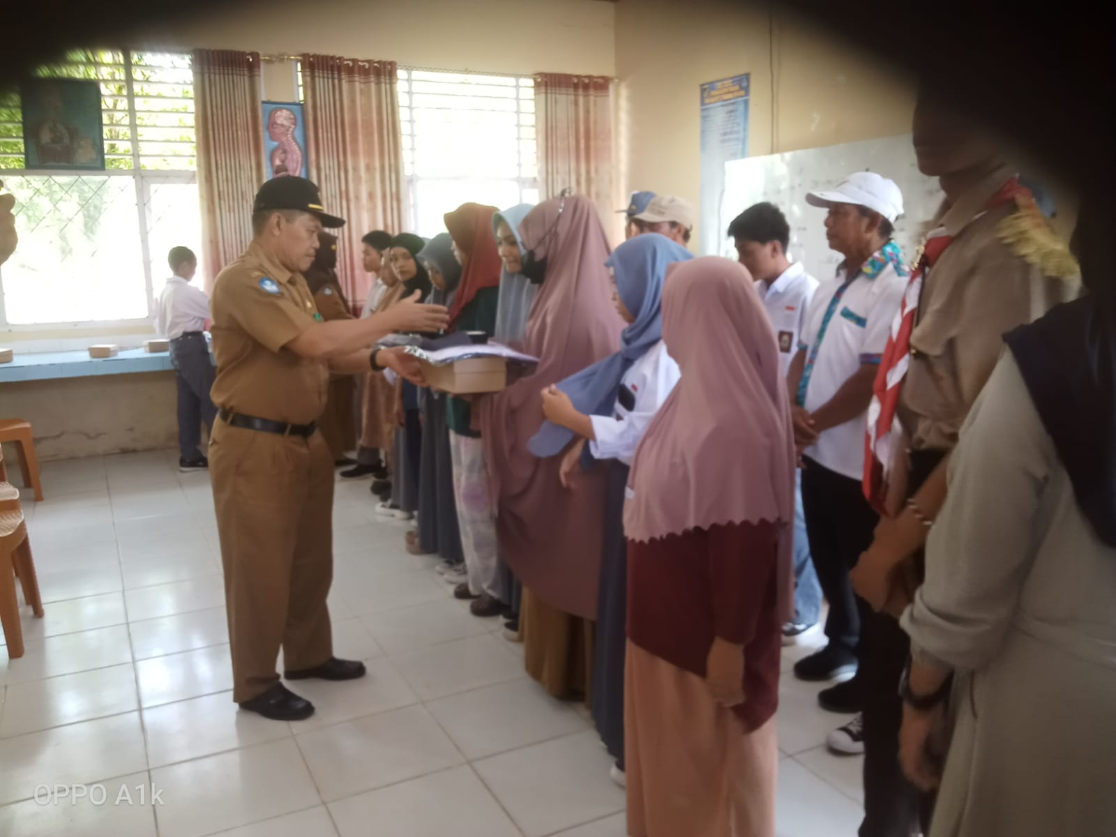 Lewat 'Berani Cerdas' Siswa SMAN 1 Tinsel Dapat Bantuan Pakaian Seragam

