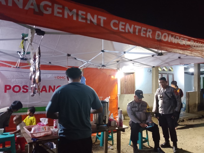 Di Tengah Malam Pascagempa, Jajaran Polres Sigi Hadir Menjaga Rasa Aman Warga 

