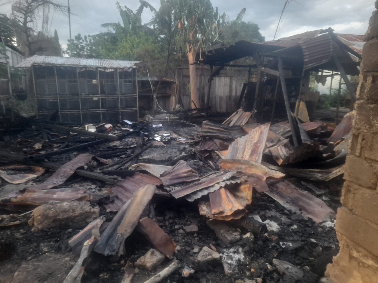 Asrama Mahasiswa Parimo Rata Jadi Abu Dilalap si Jago Merah 
 