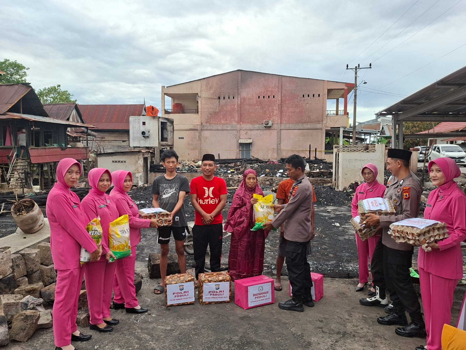 Kapolsek Pammana Bersama Bhayangkari Salurkan Bantuan kepada Korban Kebakaran di Pallawarukka