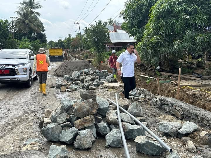 Supriadi Arif Tinjau Langsung Proyek Jalan Poros Atapange–Doping, Tekankan Kualitas Pekerjaan

