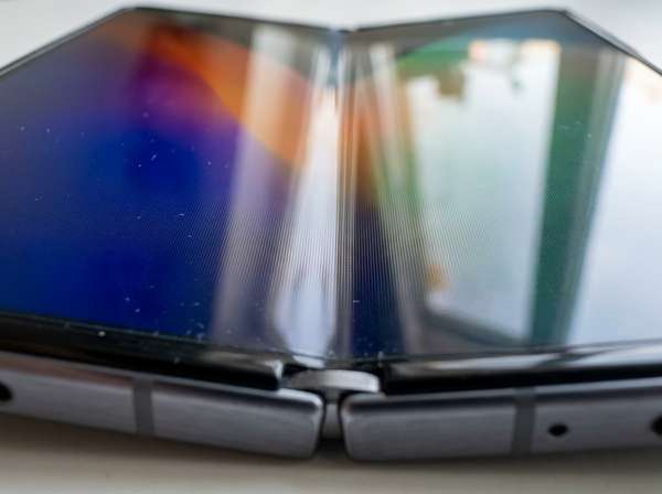 Foldable_smartphone_screen_hinge_202605110146.jpeg