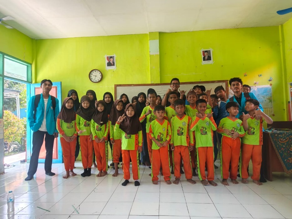 Mahasiswa PMBP Dorong Penguatan Karakter, Kebersihan Lingkungan, dan Keselamatan Siswa di Probolinggo