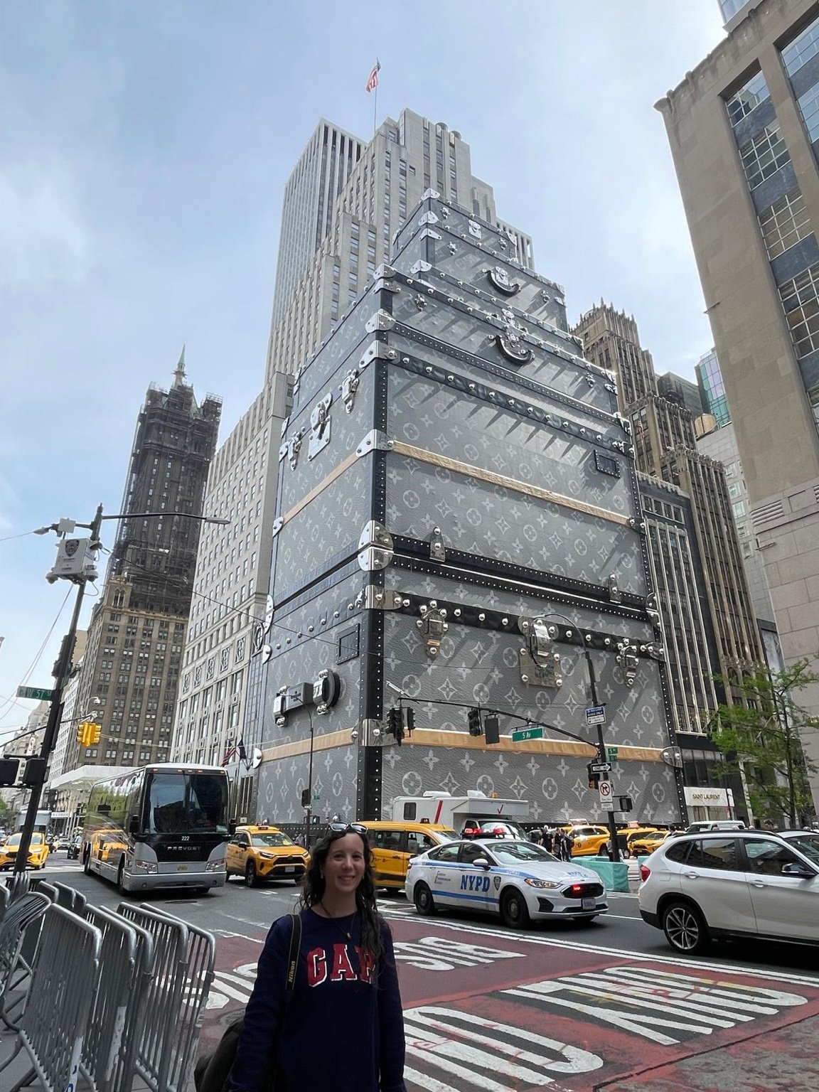 Fachada gigante tipo baúl en un edificio de la Quinta Avenida