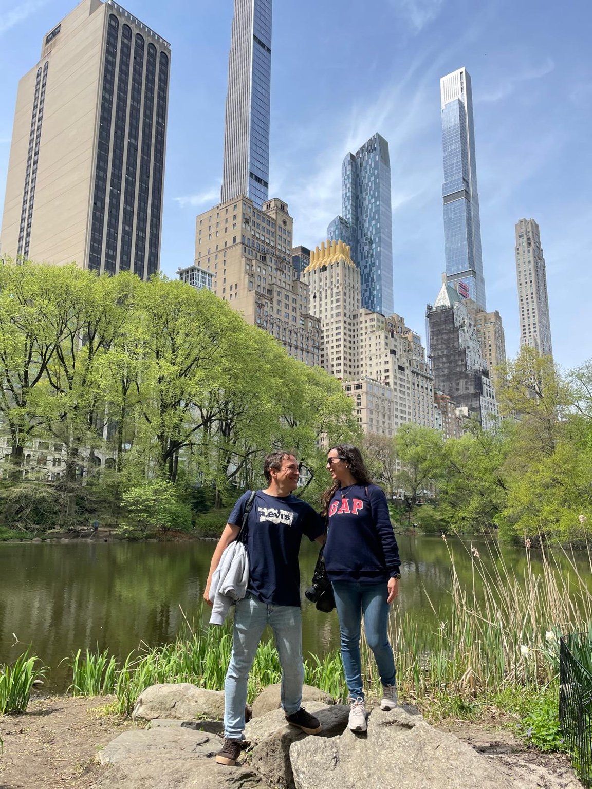 Pareja junto a un estanque en el sur de Central Park con rascacielos al fondo