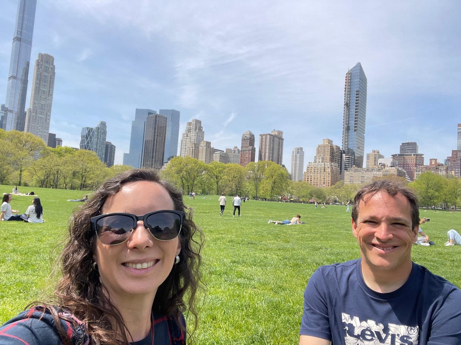 Selfie en la pradera de Sheep Meadow con skyline detrás