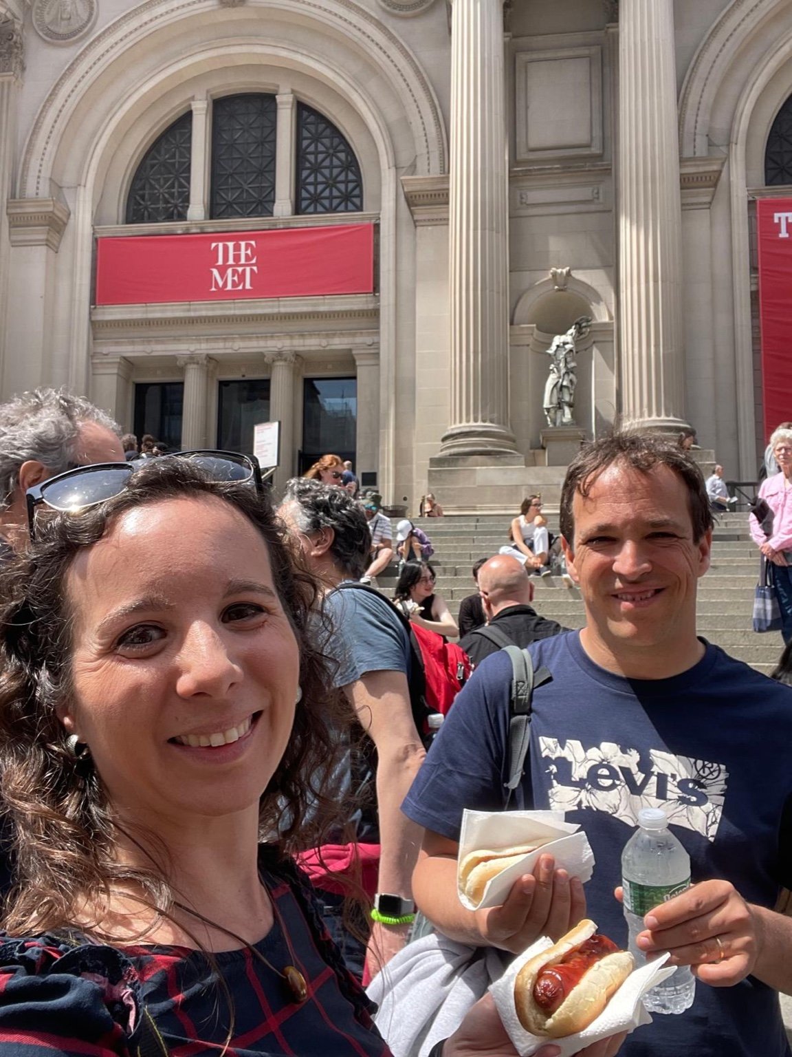 Escaleras del The Met con visitantes y perritos calientes