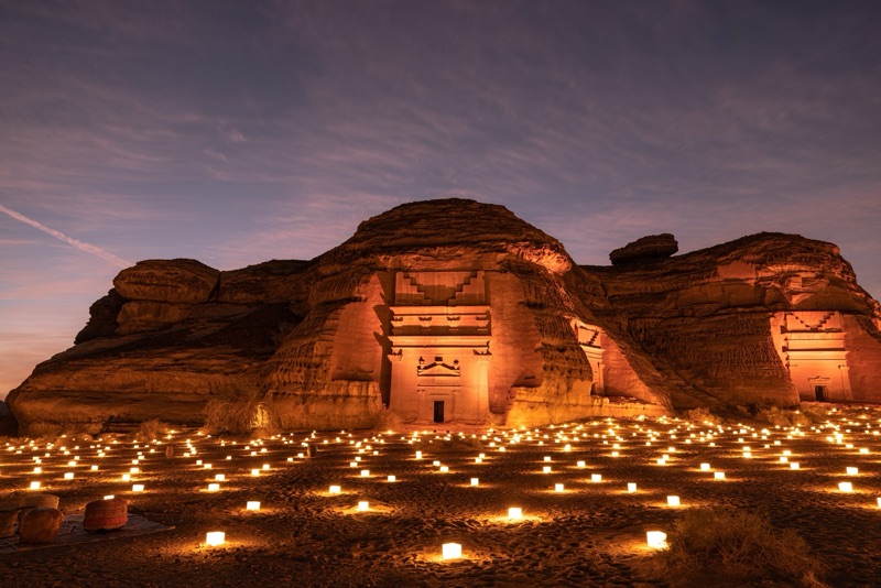 مدينة الحِجر الأثرية (مدائن صالح) هي الوجهة الأيقونية وأول موقع سعودي يُدرج في اليونسكو (2008).