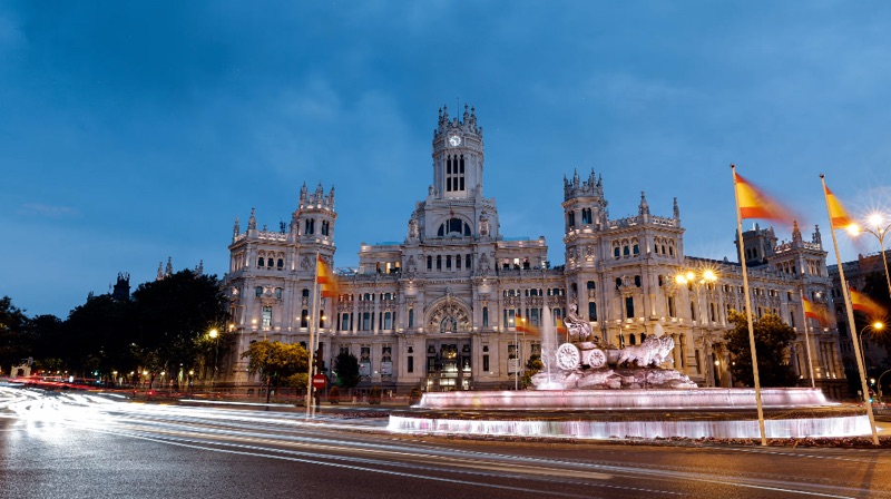 F1 cars in Madrid on the streets at night