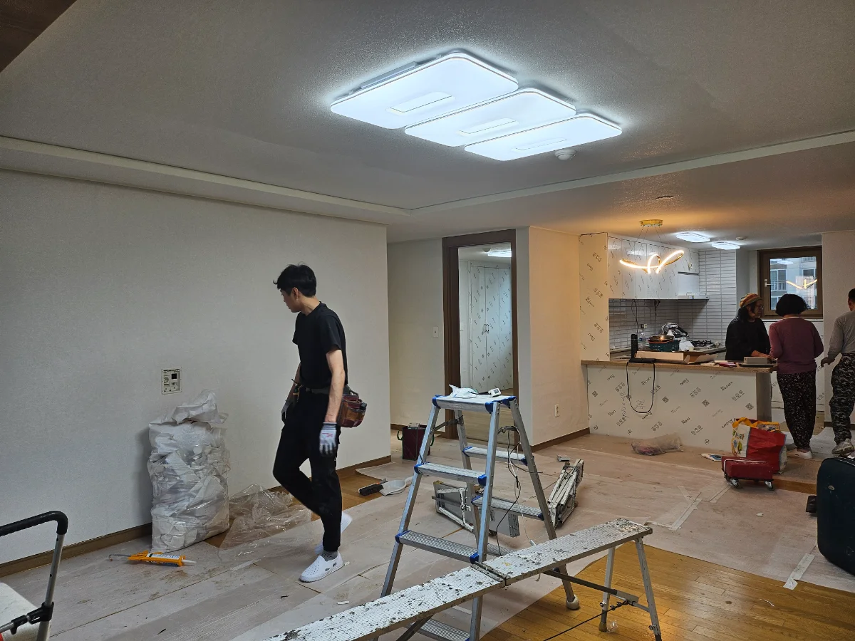 시흥시 매화동 아파트 24평 도배 시공 후기｜곰팡이 제거·결과 공개 상세 공개 (전문가 설명)