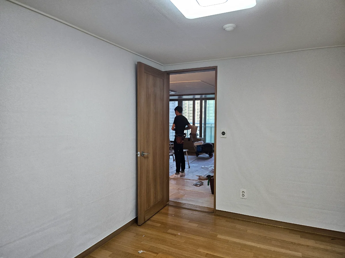 시흥시 매화동 아파트 24평 도배 시공 후기｜곰팡이 제거·결과 공개 상세 공개 (전문가 설명)