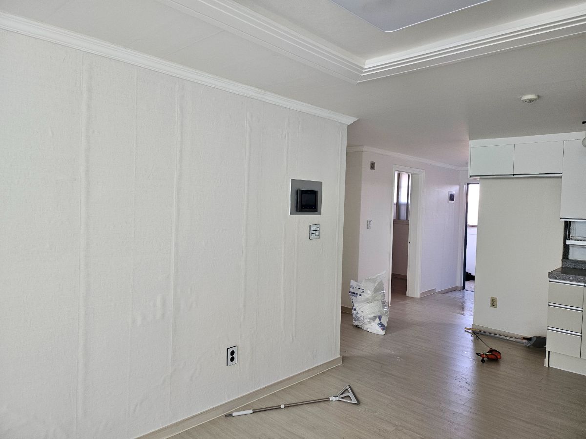 시흥시 매화동 홍익아파트 LH 도배시공 후기 – 밝고 깔끔하게 재정비된 공간