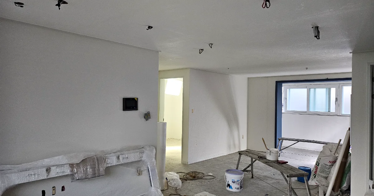 아파트 도배 시공의 마무리 단계는 전체 공정 중 마지막 단계로, 시공의 완성도를 결정하는 중요한 과정입니다