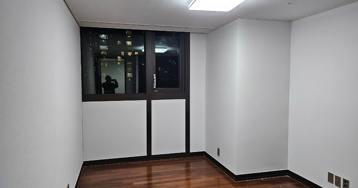 원룸 도배 시공 후기｜곰팡이 제거 후 새집처럼 변신 | 곰팡이 제거부터 완벽 마감까지, 원룸 도배 시공 리얼 후기